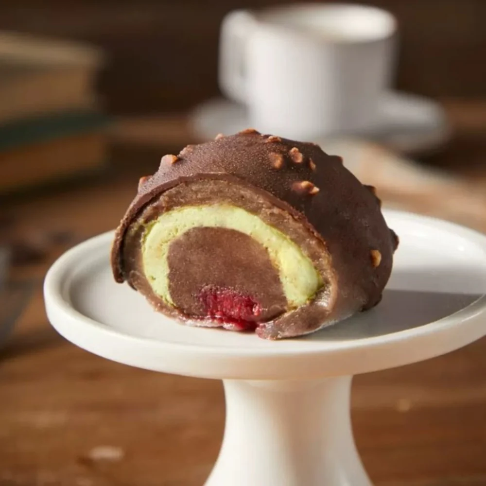Freshhippo Bakery Crispy Chocolate Pistachio & Raspberry Daifuku 130g - Frozen Mochi Dessert - Image 2