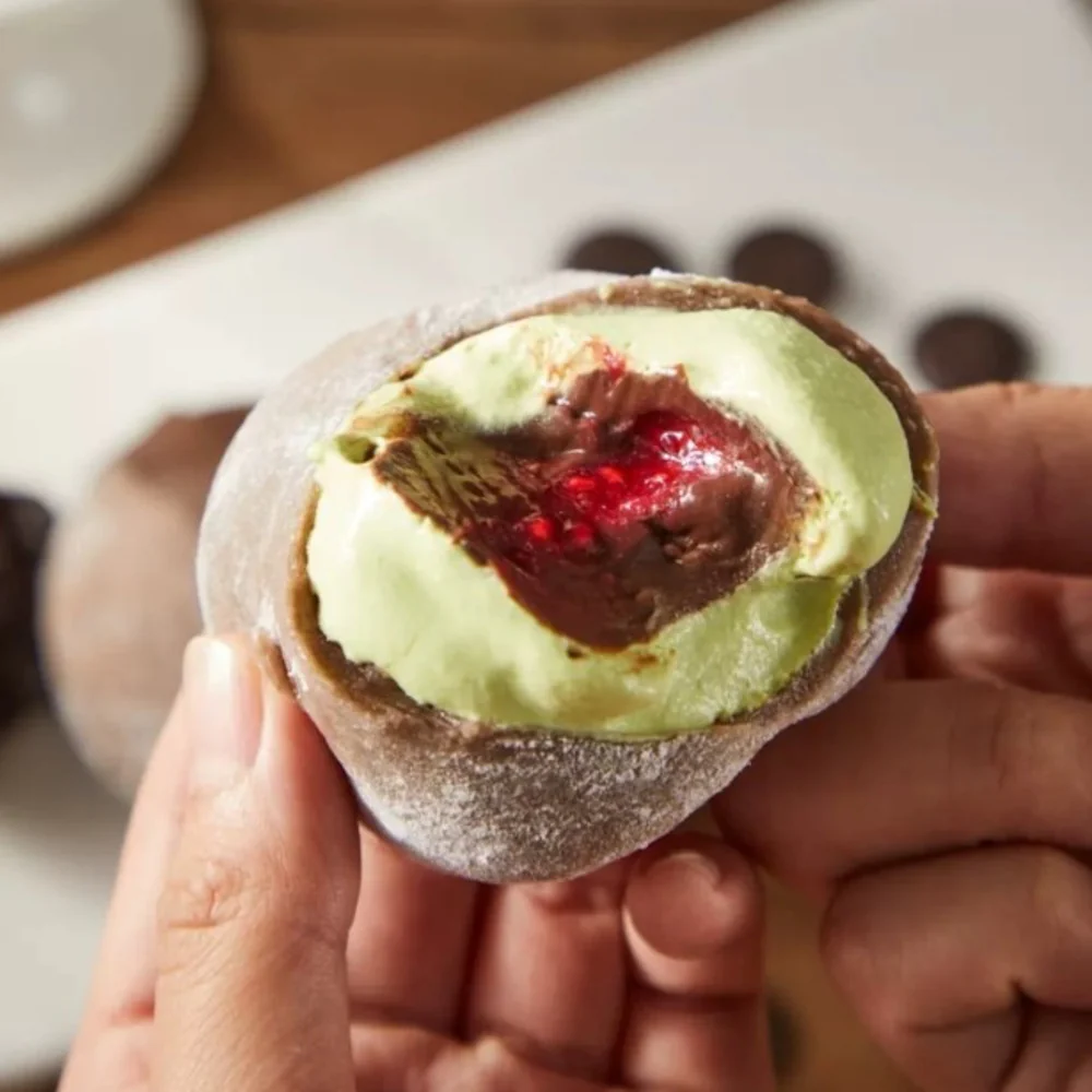 Freshhippo Bakery Crispy Chocolate Pistachio & Raspberry Daifuku 130g - Frozen Mochi Dessert - Image 3