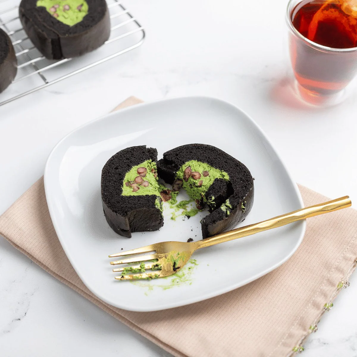 Freshippo Bakery Black Matcha & Red Bean Roll Cake 330g - Image 4