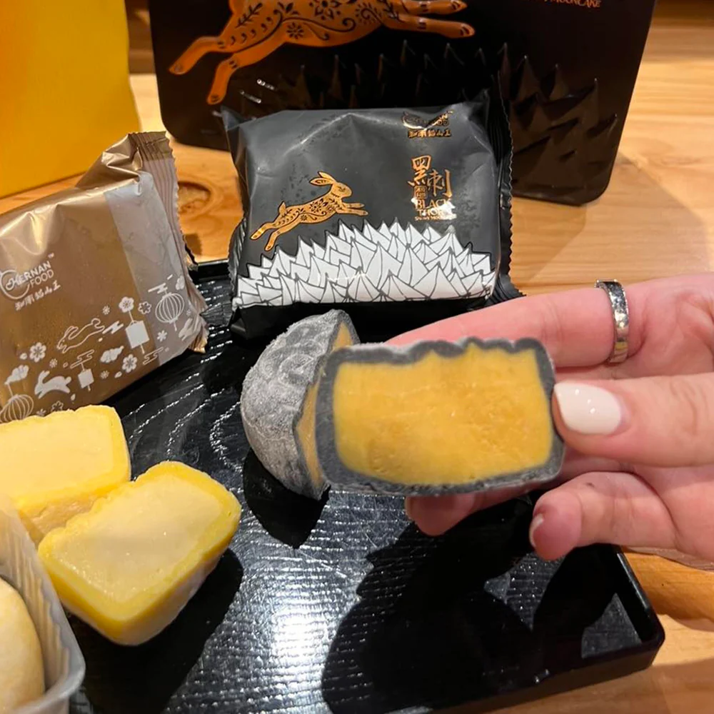 Frozen Hernan Black Thorn Durian Snow Skin Mooncake 4 Pieces 240g - Image 2