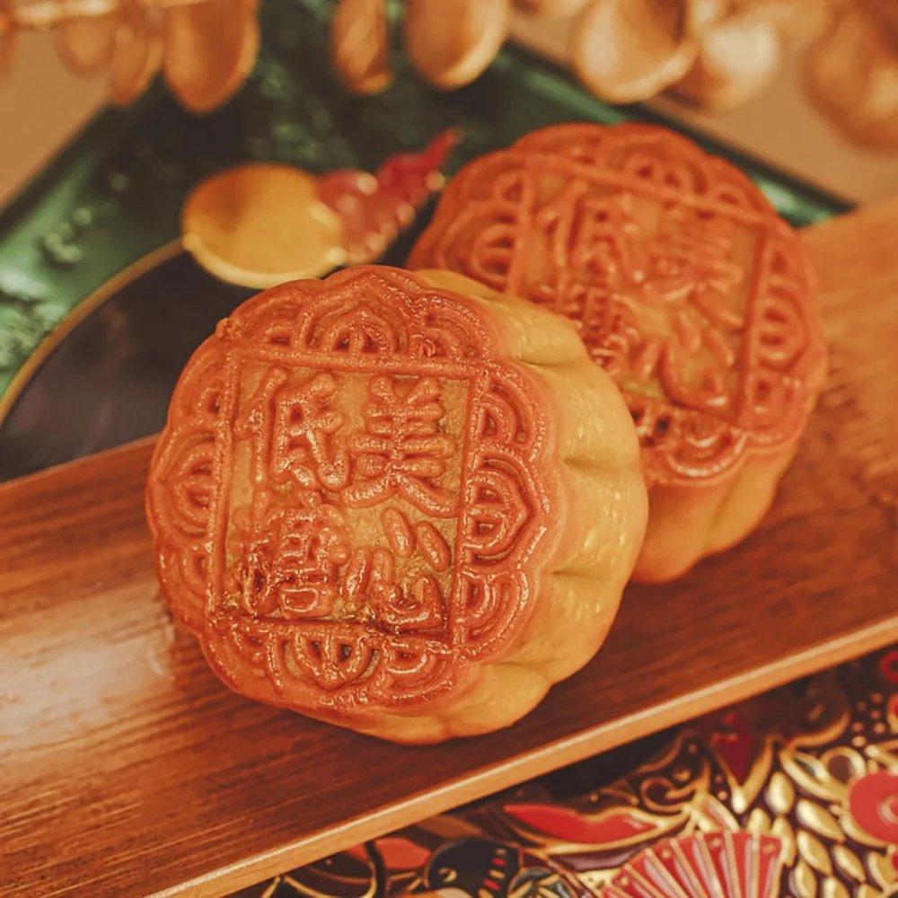 Gift Box Hong Kong Maxim's Low Sugar Egg Yolk White Lotus Seed Paste Mooncake 6 Pieces 540g - Image 2