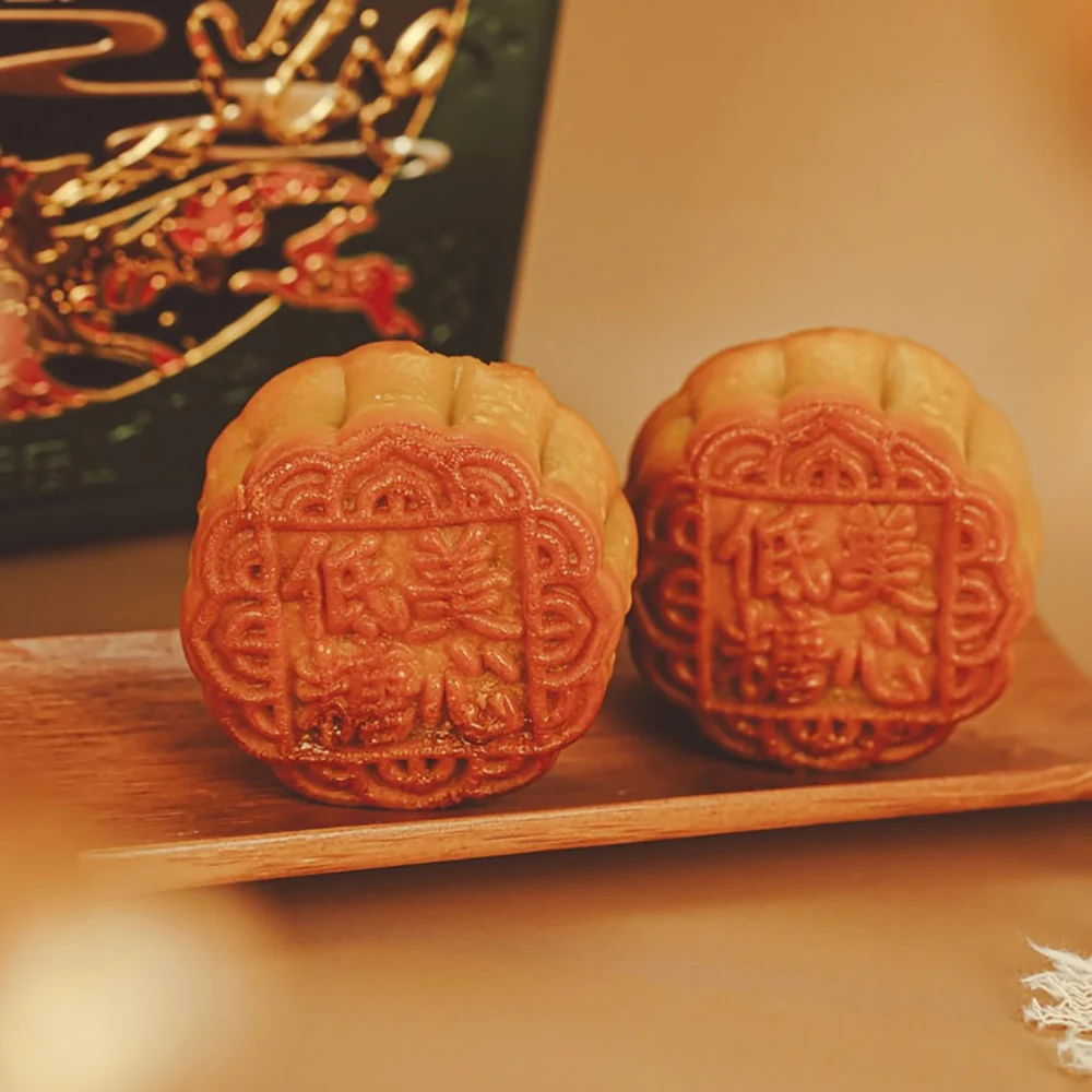Gift Box Hong Kong Maxim's Low Sugar Egg Yolk White Lotus Seed Paste Mooncake 6 Pieces 540g - Image 3