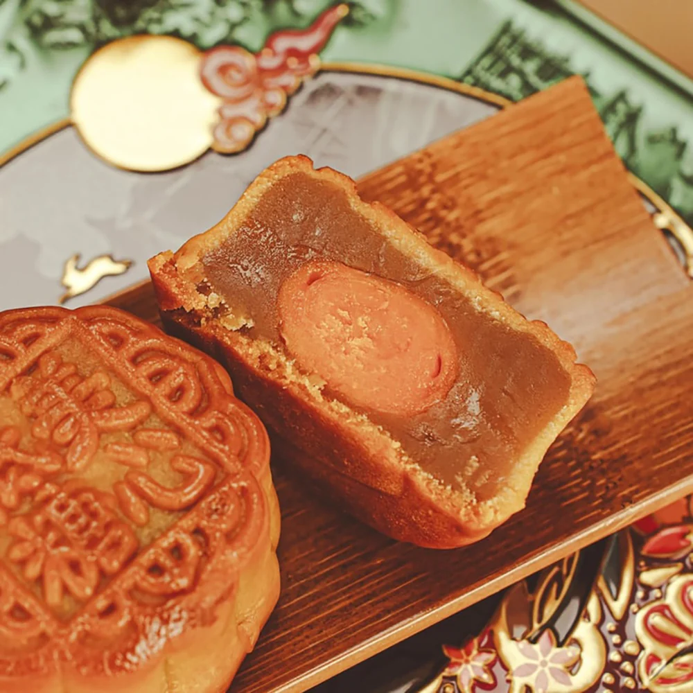 Gift Box Hong Kong Maxim's Low Sugar Egg Yolk White Lotus Seed Paste Mooncake 6 Pieces 540g - Image 4