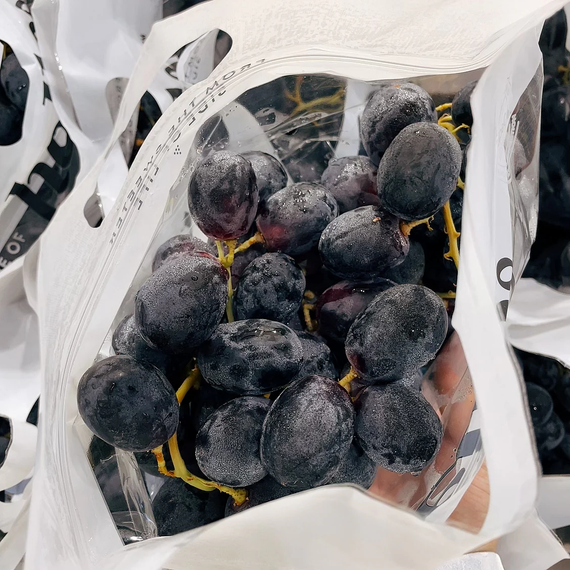 Hello Adora Sweet Juicy Black Grapes - 900g - Image 2