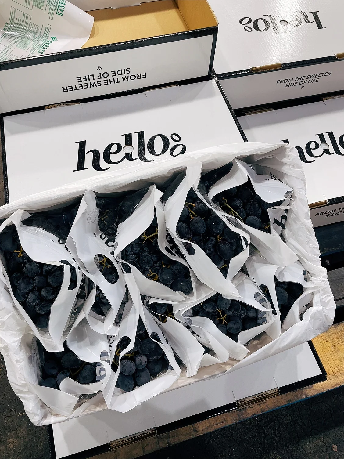 Hello Adora Sweet Juicy Black Grapes - 900g - Image 3