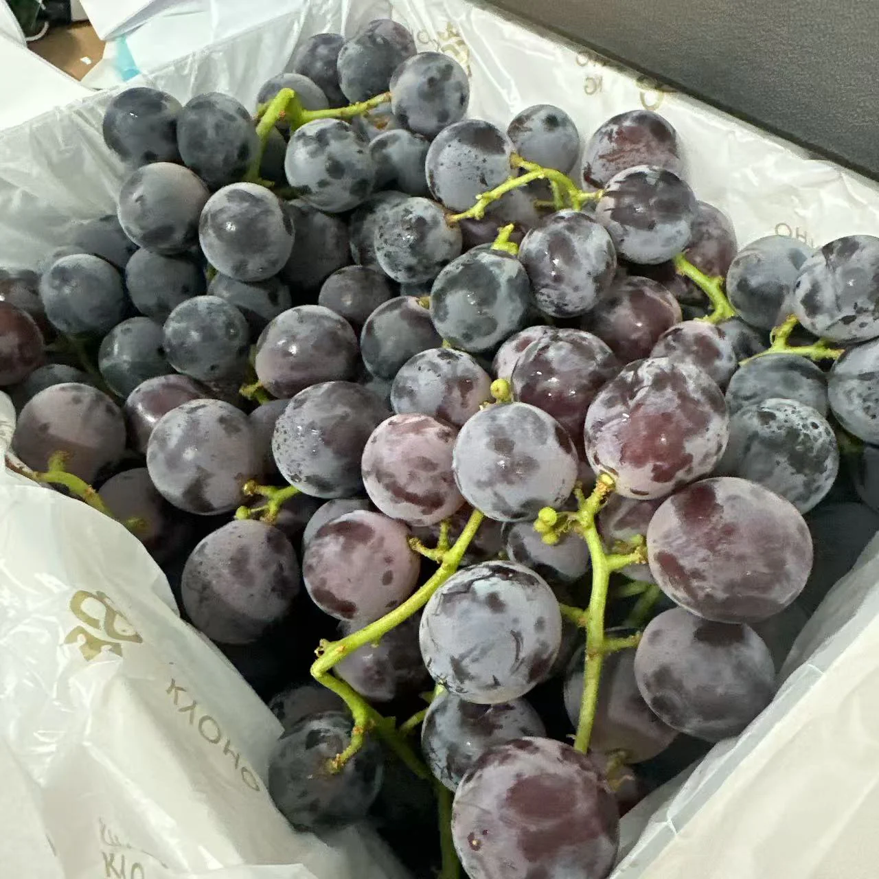 Kyoho King Australian-Grown Kyoho Grapes Gift Box 2kg - Black Gold Limited Edition - Image 2