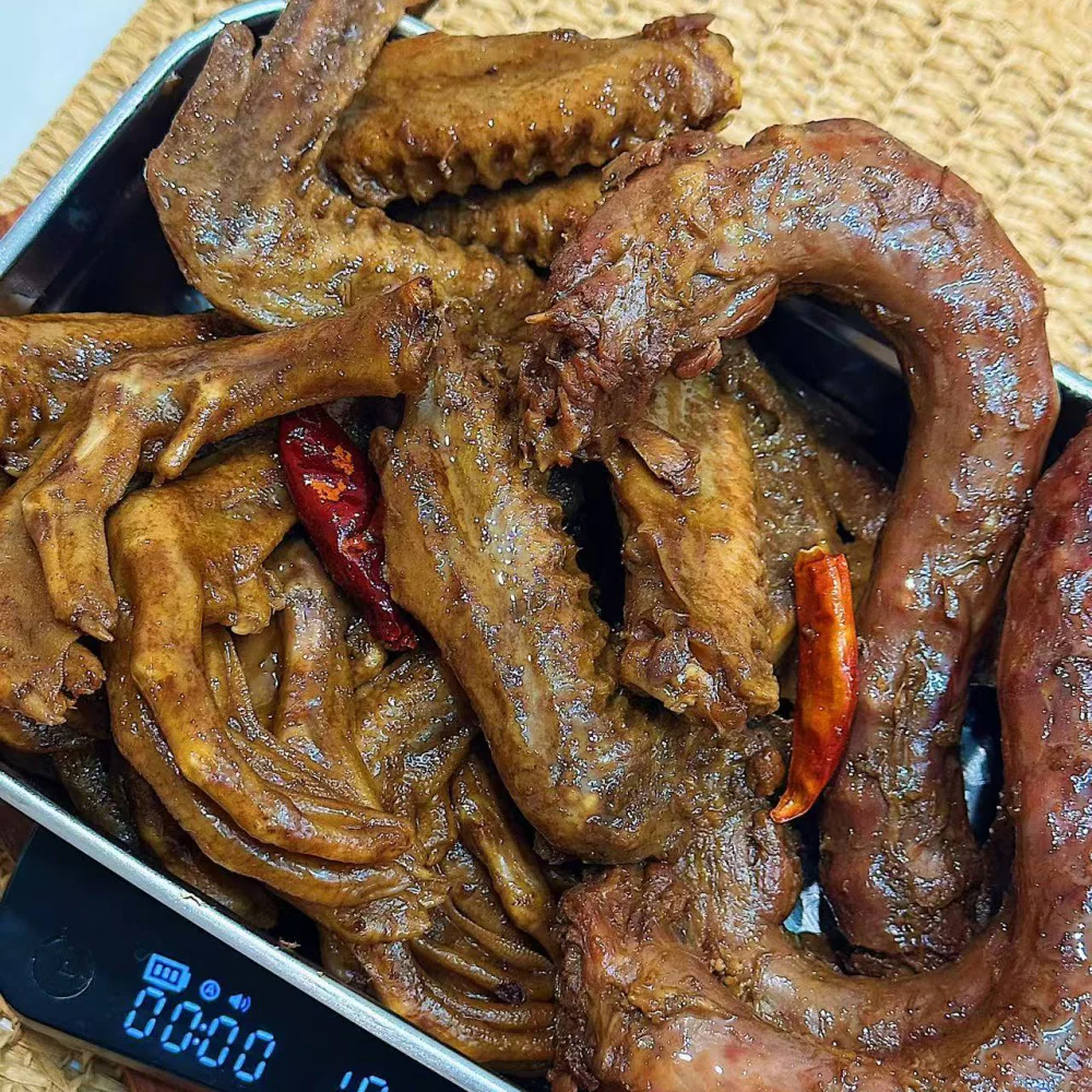 Lao Hankou Spicy Soy-Braised Duck Neck & Wing Assortment (Frozen) – 1kg - Image 2