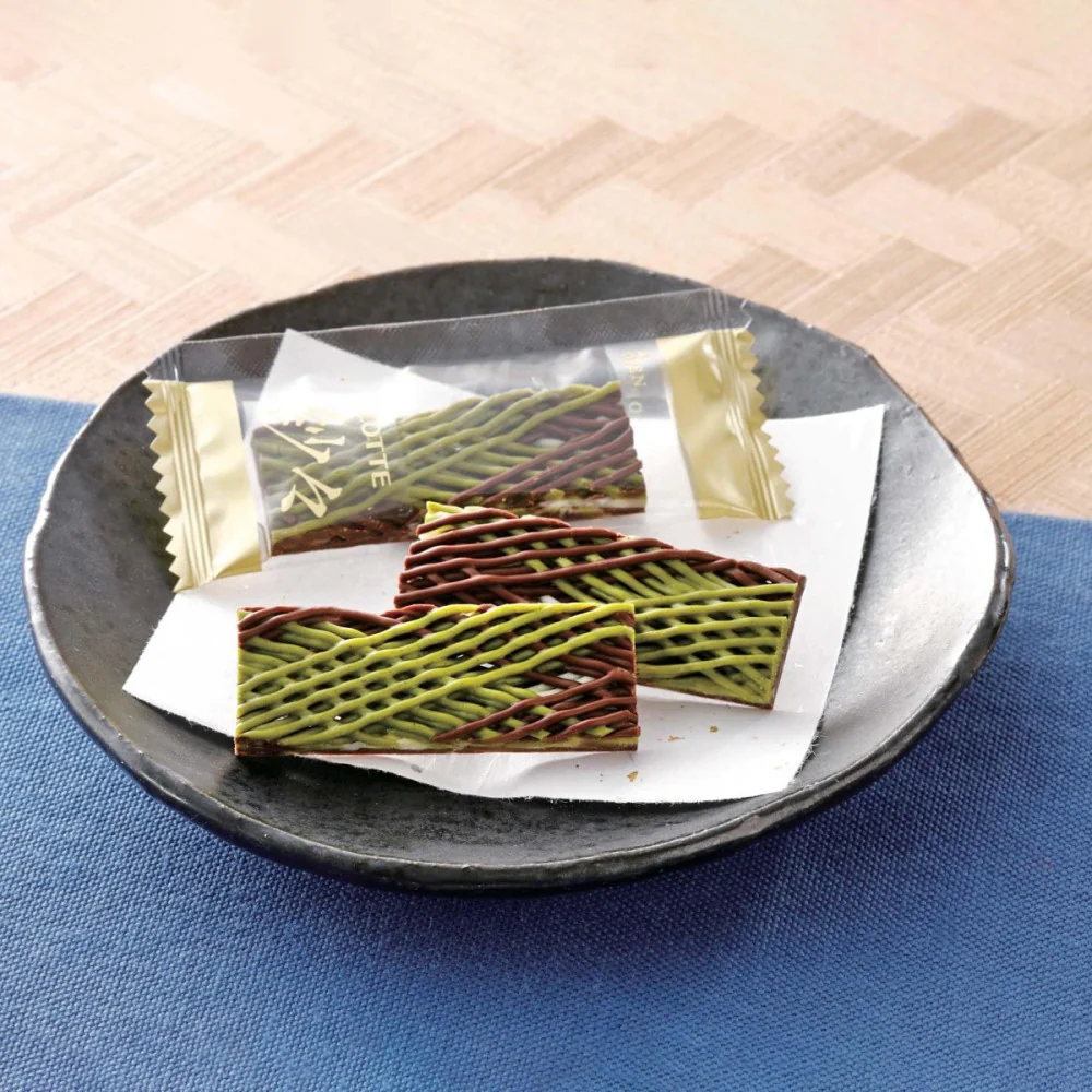 Lotte Sasha Rich Matcha Chocolate Crisps 69g – Japanese Lattice Chocolate Sticks - Image 2