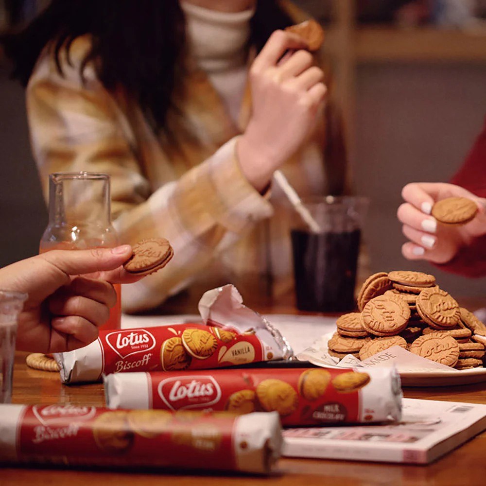 Lotus Biscoff Milk Chocolate Sandwich Biscuits 110g - Image 3