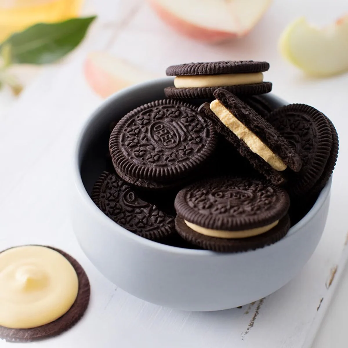 Oreo White Peach Oolong Cream Sandwich Cookies - 97g - Image 2