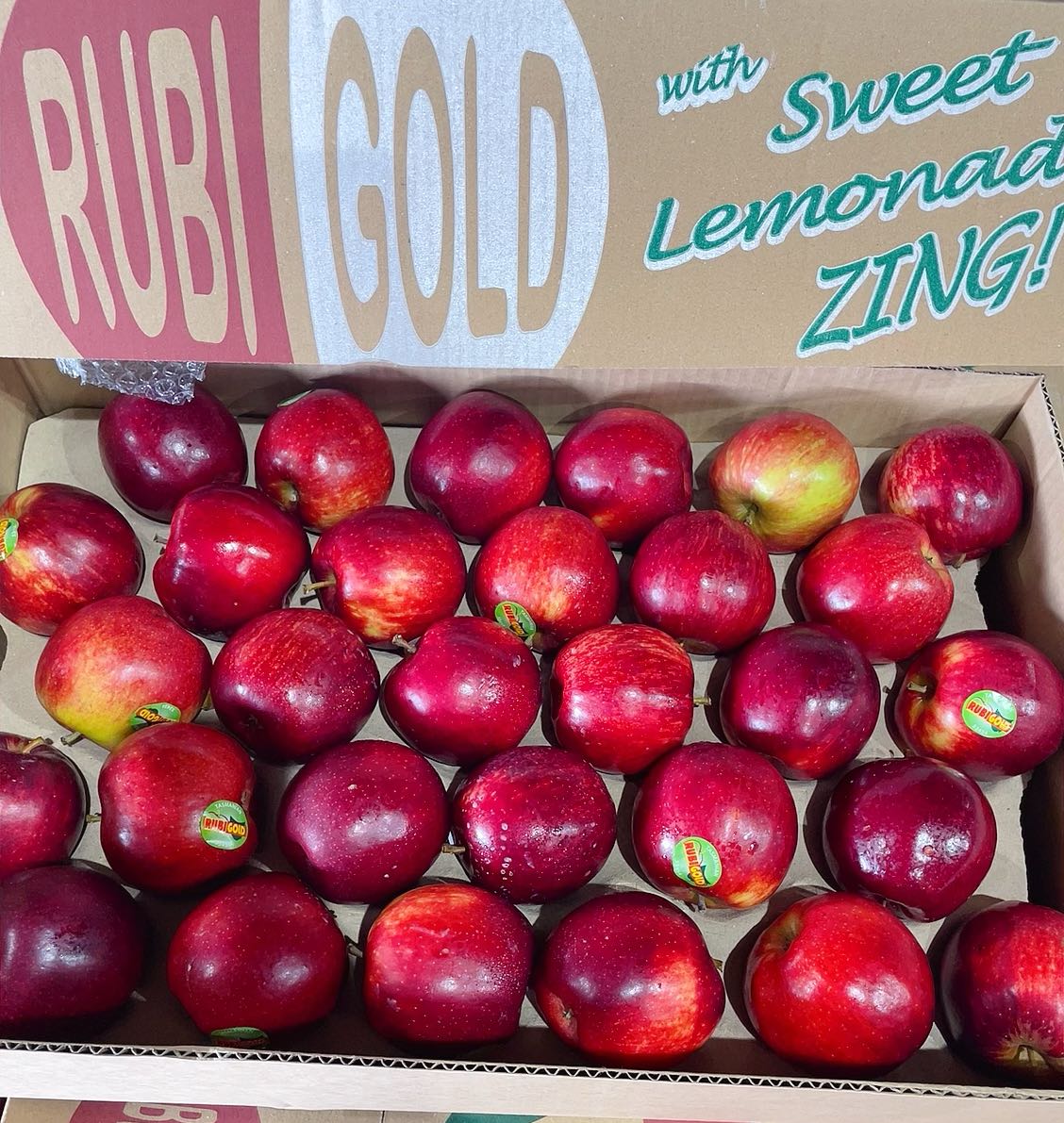 Ruby Gold Sweet Crisp Apples - 1kg - Image 3
