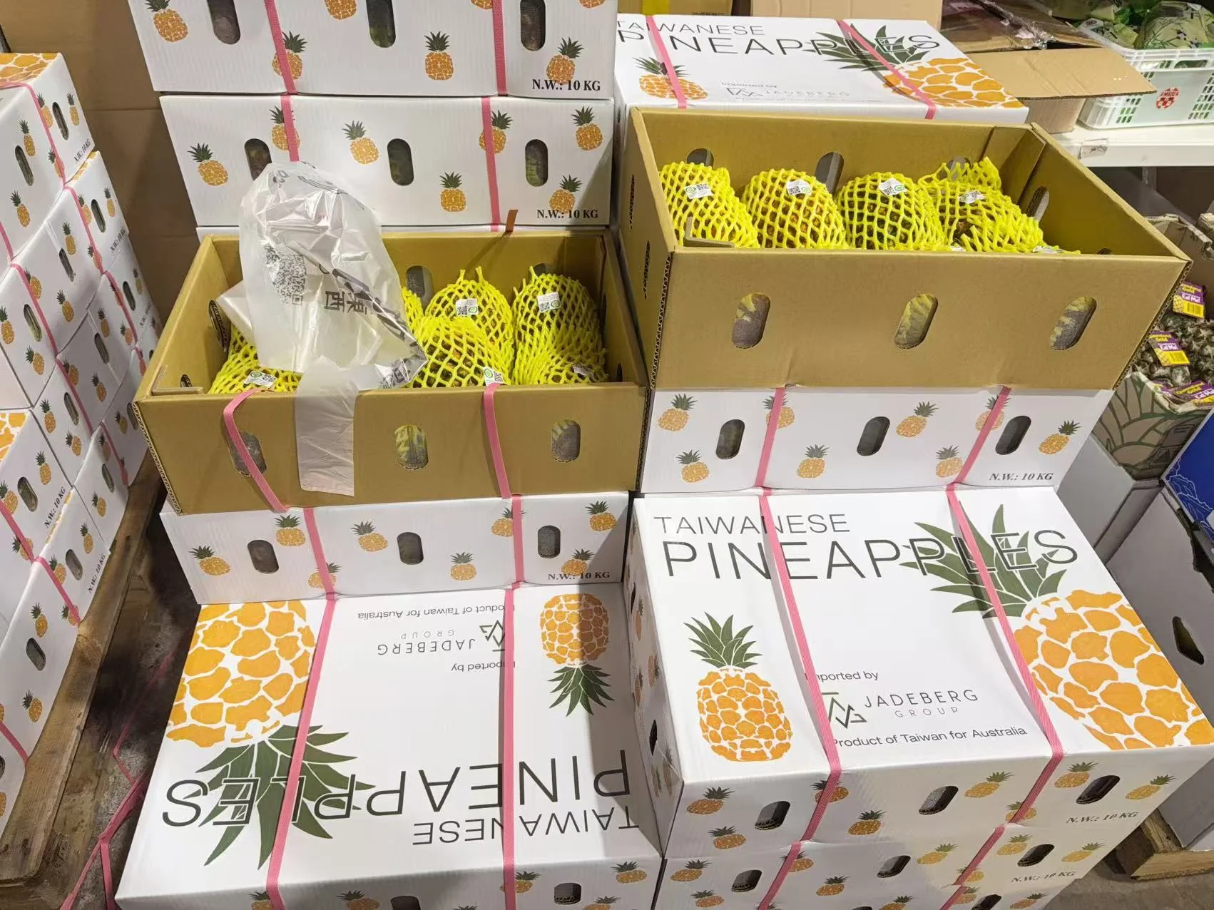 Taiwan Golden Diamond Pineapples - Box of 8 - Image 4