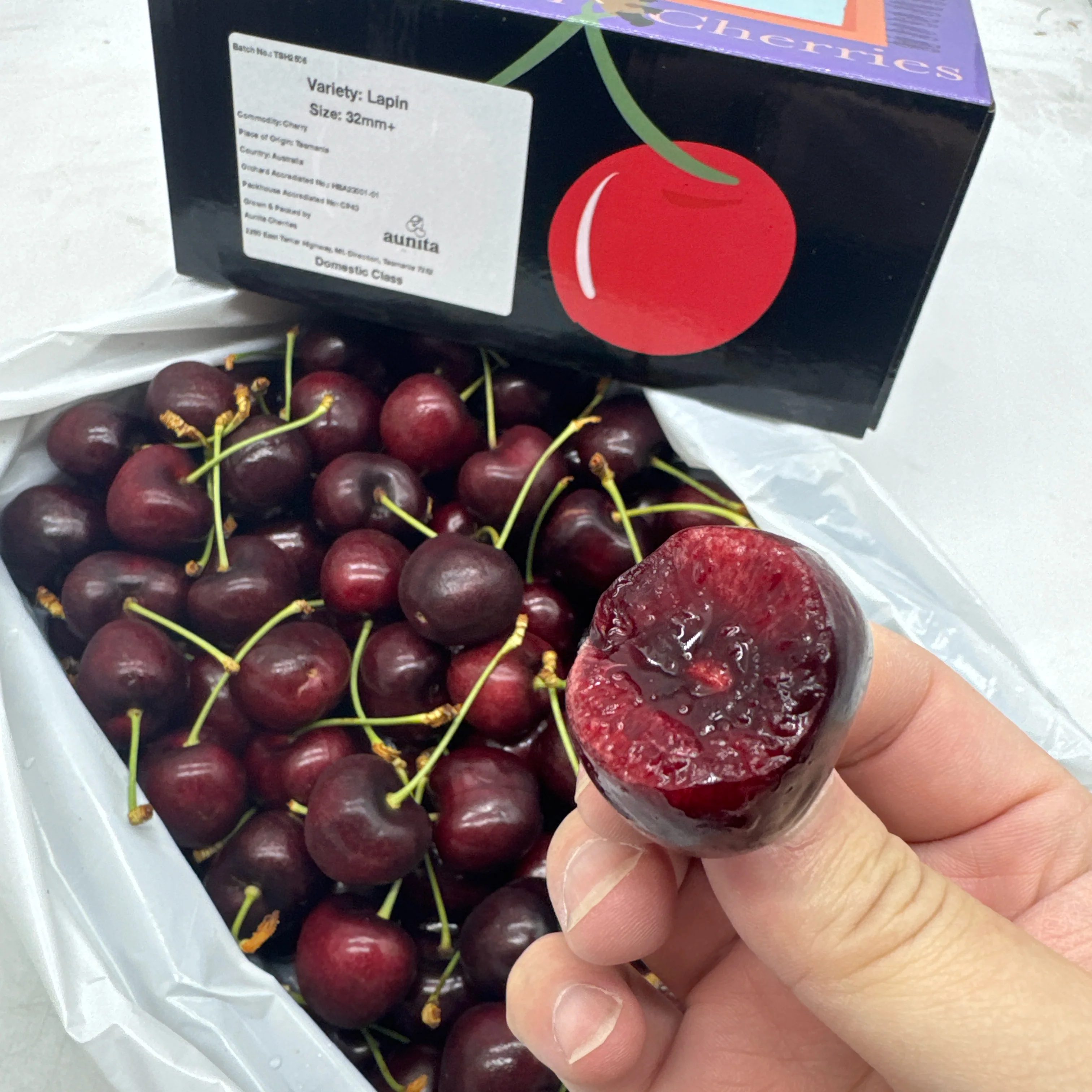 Tasmanian Lapin Cherries 32mm+ Gift Box  - 2kg - Image 4
