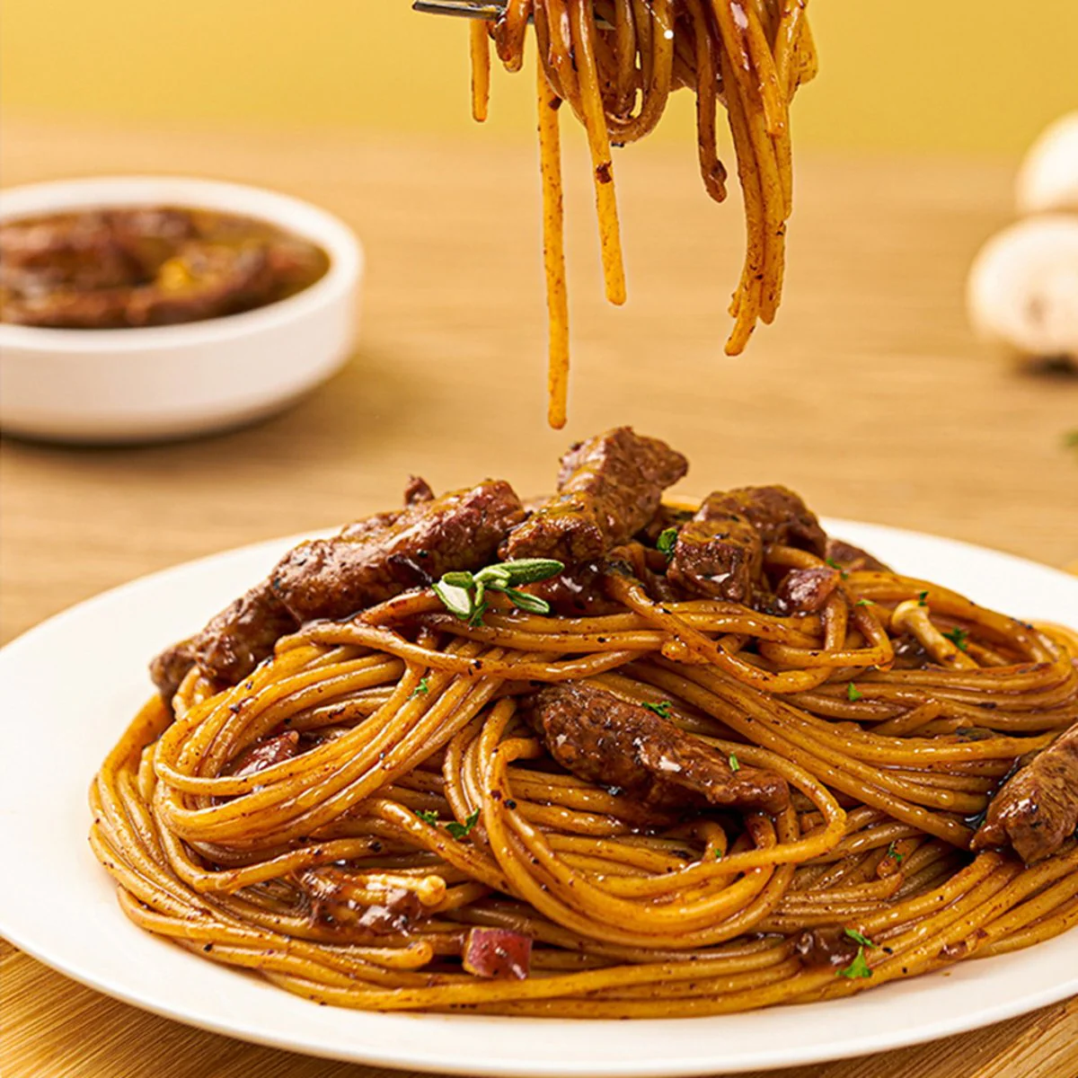 Xiaoxiong Jiadao Black Pepper Beef Pasta 215g - Heat & Eat Ready Meal - Image 2