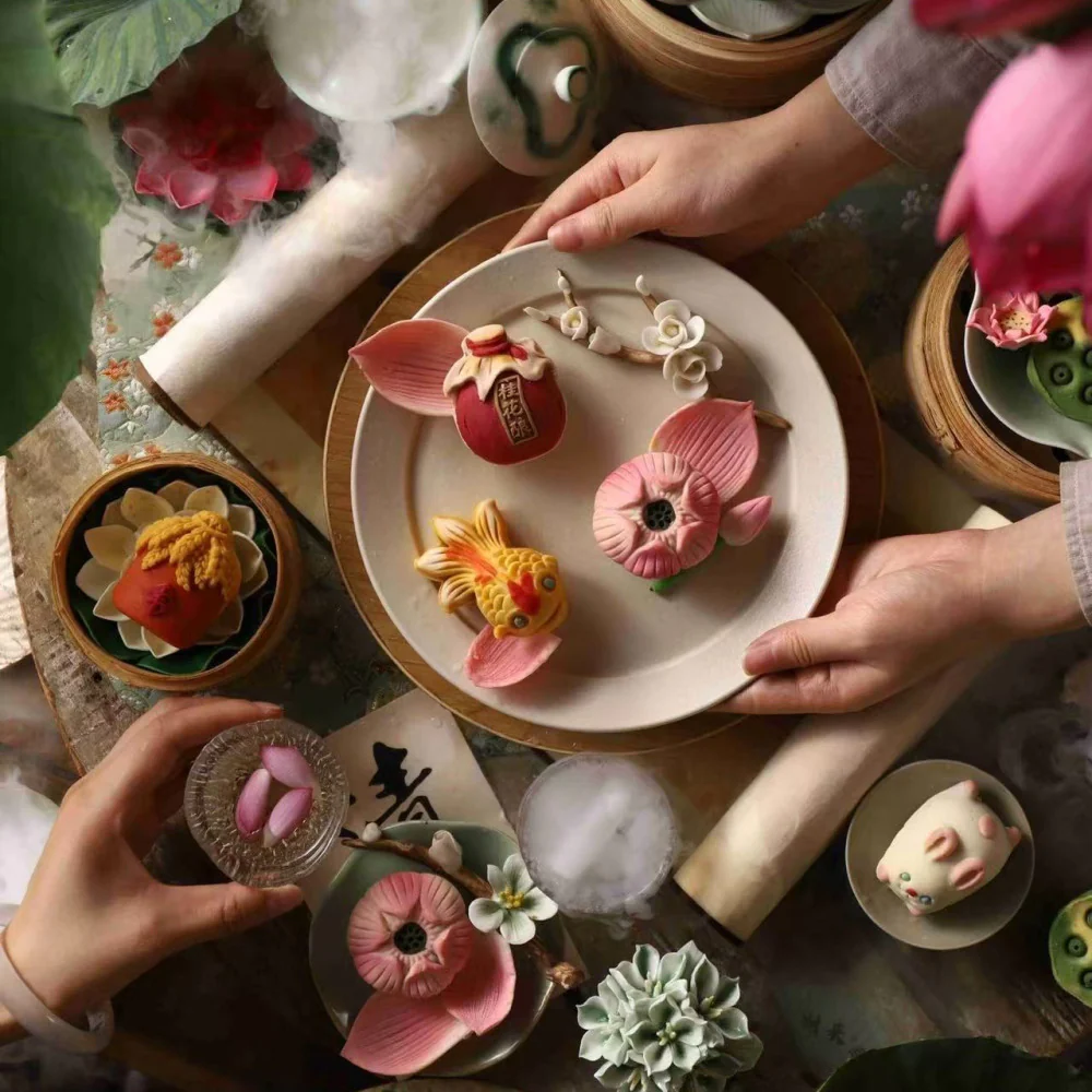 YOONA Baking Lotus Breeze Mid‑Autumn Mooncake Gift Box – 8 Pieces with Gift Bag - Image 3